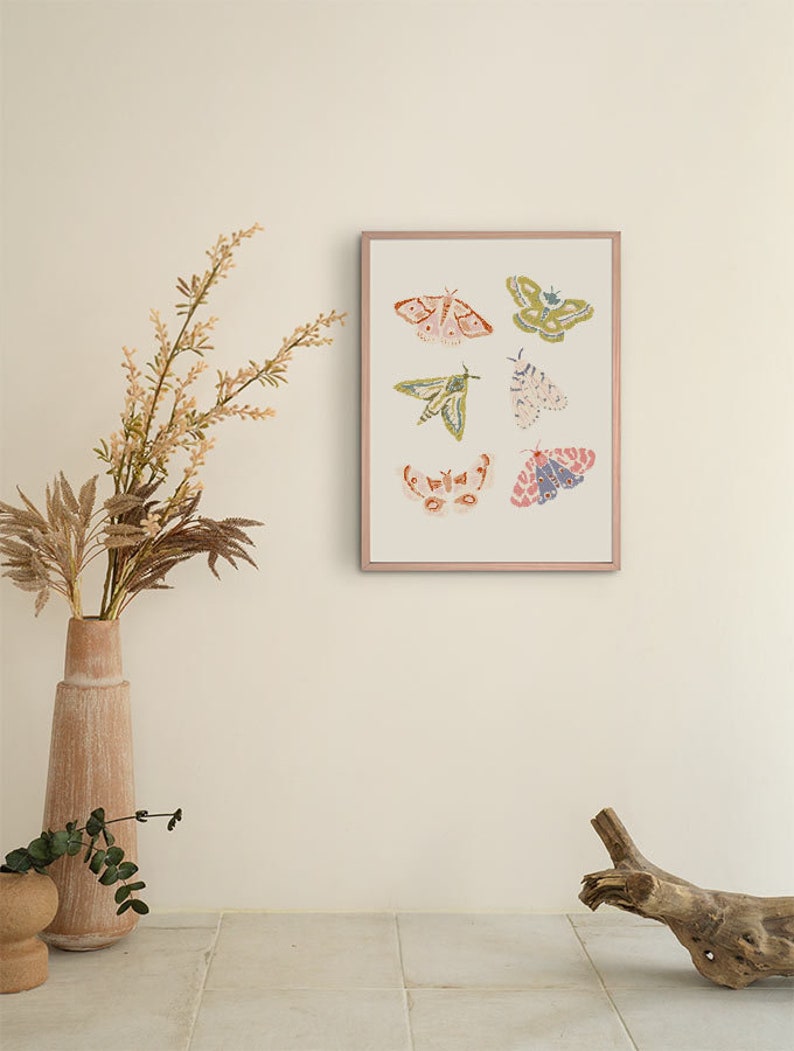 Puede incluir: Una impresi&oacute;n enmarcada con fondo blanco que presenta seis mariposas coloridas con intrincados patrones. Las mariposas est&aacute;n dispuestas en un patr&oacute;n sim&eacute;trico con una combinaci&oacute;n de colores rosa, verde y azul.