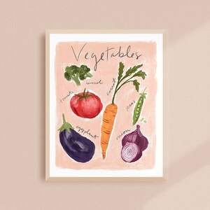 Puede incluir: Un fondo rosa con la palabra "Vegetales" escrita en cursiva negra. Hay ilustraciones de varias verduras, incluyendo un tomate rojo, un br&oacute;coli verde, una zanahoria naranja, una berenjena morada, una cebolla morada y guisantes verdes.