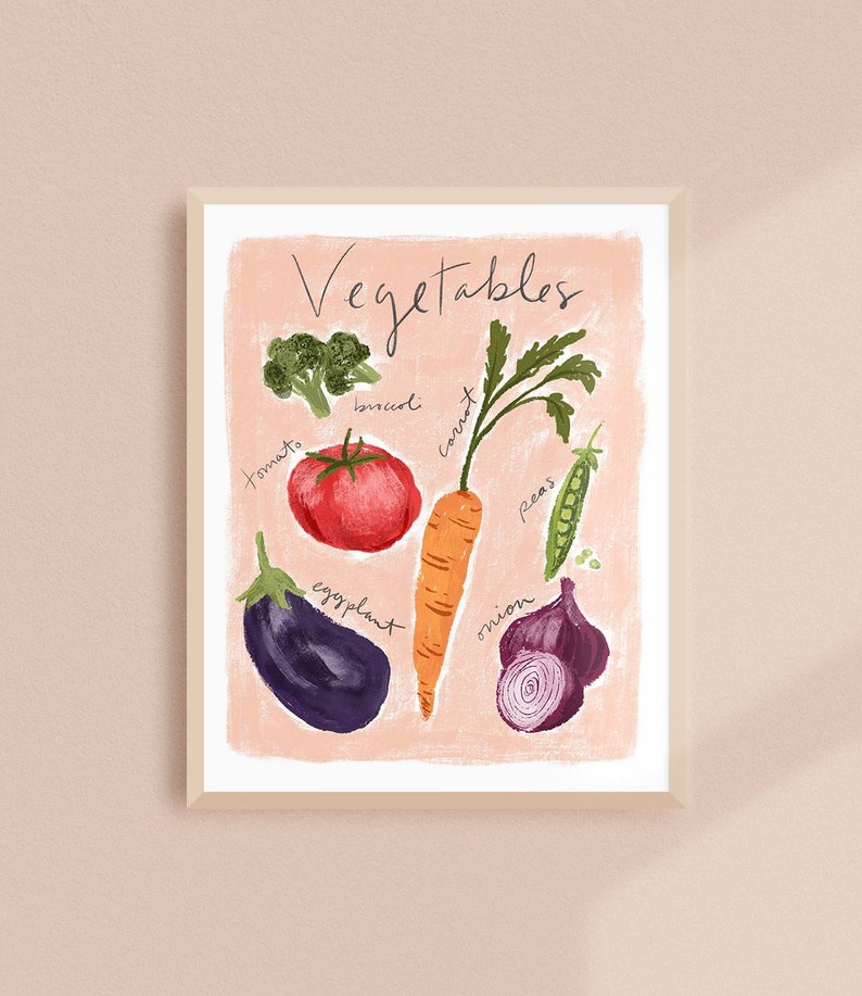 Puede incluir: Un fondo rosa con la palabra "Vegetales" escrita en cursiva negra. Hay ilustraciones de varias verduras, incluyendo un tomate rojo, un br&oacute;coli verde, una zanahoria naranja, una berenjena morada, una cebolla morada y guisantes verdes.