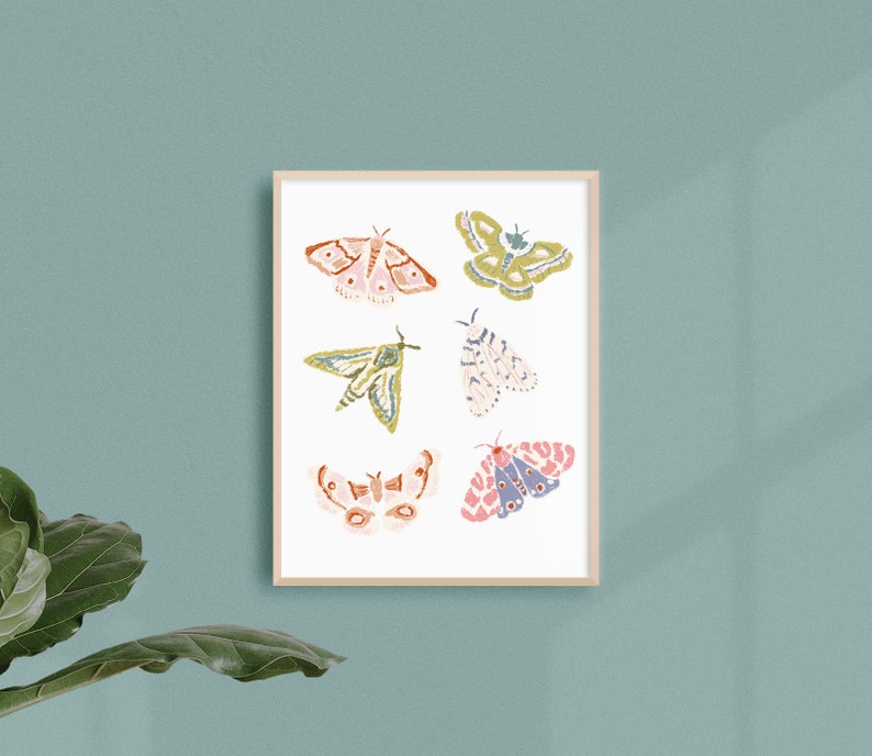 Puede incluir: Una impresi&oacute;n enmarcada con seis ilustraciones coloridas de polillas. Las polillas se representan en varias poses y colores, incluyendo rosa, verde y azul.