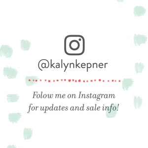 Op de afbeelding: Een witte achtergrond met een lichtgroen aquarelpatroon. Het Instagram-logo bevindt zich in het midden met de tekst "@kaly nke pner" eronder. De tekst "Volg me op Instagram voor updates en verkoopinformatie!" staat onder het logo.