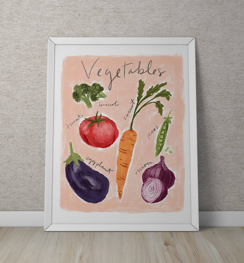 Puede incluir: Un fondo rosa con la palabra "Vegetales" escrita en cursiva negra. Hay ilustraciones de un tomate, una zanahoria, br&oacute;coli, berenjena, cebolla y guisantes. Cada verdura est&aacute; etiquetada con su nombre.