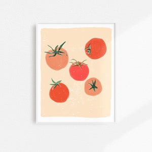 Op de afbeelding: Vijf rode tomaten met groene stelen op een perzikkleurige achtergrond. De tomaten zijn willekeurig gerangschikt.