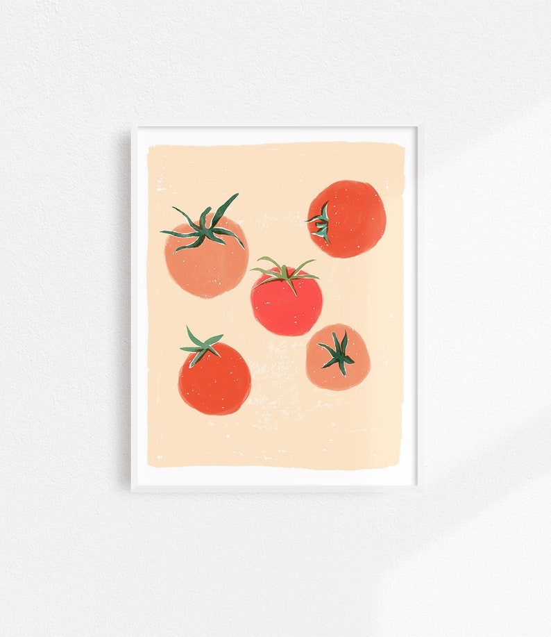 Op de afbeelding: Vijf rode tomaten met groene stelen op een perzikkleurige achtergrond. De tomaten zijn willekeurig gerangschikt.