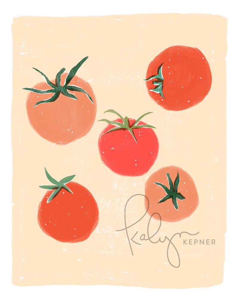 Op de afbeelding: Vijf rode tomaten met groene stelen op een licht oranje achtergrond. De tomaten zijn in een cluster gerangschikt, met de grootste tomaat bovenaan de afbeelding. De handtekening van de kunstenaar, "Kaly Kepner", staat rechtsonder in de afbeelding.