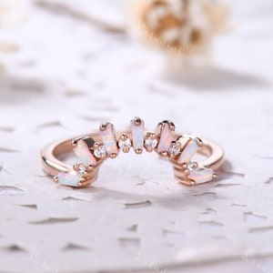 Anello nuziale con opale taglio baguette, anello con moissanite in oro rosa, anello di fidanzamento con opale di fuoco, anello impilabile con opale, anello unico, anello con promessa vintage