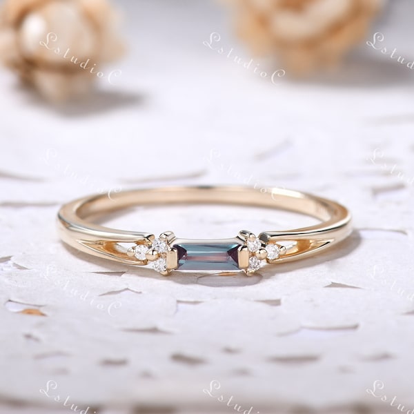 Delicado anillo de alejandrita Eva con corte baguette, estilo vintage, con cambio de color, anillo de compromiso de alejandrita, anillo de racimo de moissanita para mujer, regalo