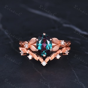 Vintage Oval Alexandrite Engagement Ring Set Rose Gold Cluster Diamond Leaf Ring Antique Color Changing Bridal Ring Nature Inspired Ring
