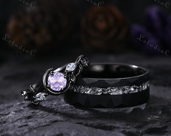 Delicado conjunto de anillos de pareja de oro negro con amatista lavanda y tungsteno meteorito. Anillo de boda para hombre y mujer. Conjunto nupcial vintage único. Regalo exclusivo.