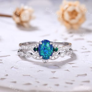 Oval Cut Blauer Opal Ring Set 14k Weißgold Vintage Feuer Opal Moissanite Hochzeit Braut Ring Set Oktober Birthstone Schmuck Geschenk für Frauen