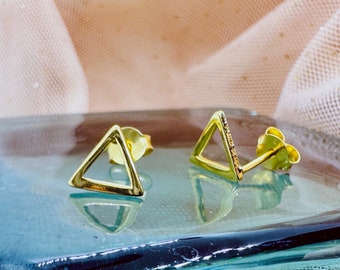 Triangle earrings, Gold traingle stud earrings, modern jewelry, Simple dainty STUDS, minimalist jewelry, geometric earrings