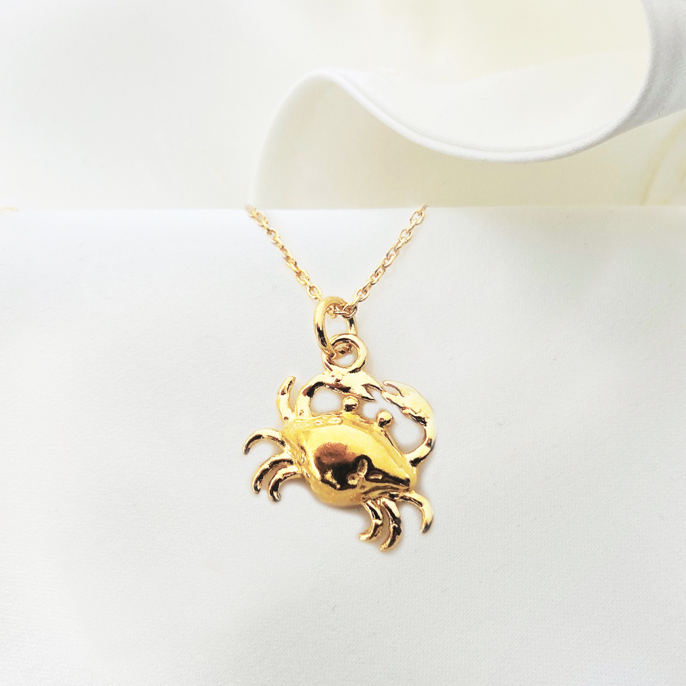 14k Yellow Gold Medium Diamond Pave Crab Pendant with Emerald Eyes, D= –  Congress Jewelers