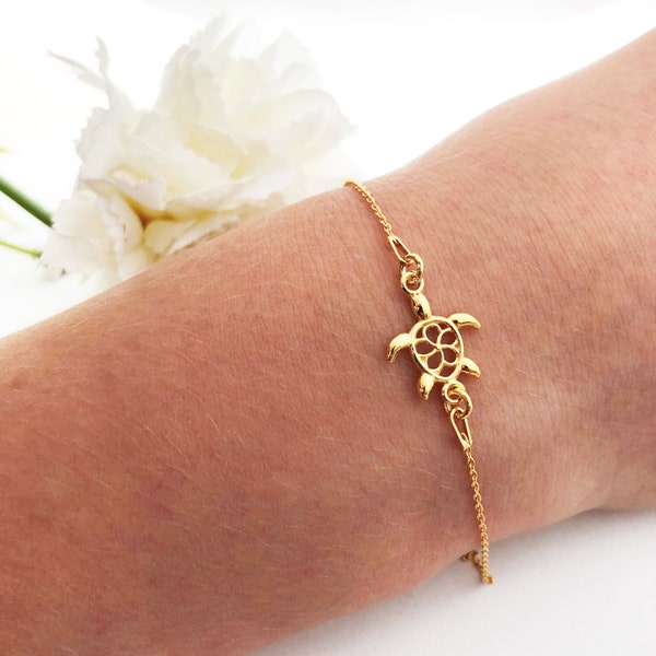 Small gold Turtle bracelet, delicate turtle charm,  Dainty Swimming Turtle Jewelry, Layering Everyday Bracelet Gift for girls