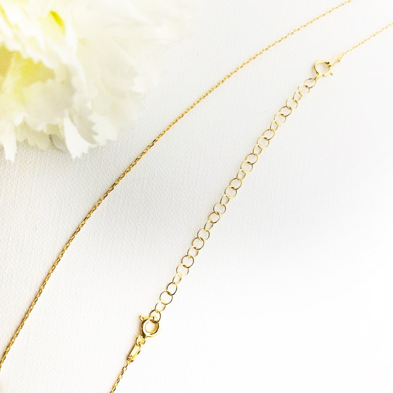Puede incluir: Un collar de cadena de oro con cierre de mosquet&oacute;n. La cadena es delicada y tiene un dise&ntilde;o fino y de cable.