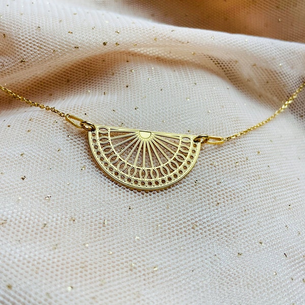 Collier Style Art Déco Occasion - Couleur Beige, Montre Des Signes D'usure Du Temps