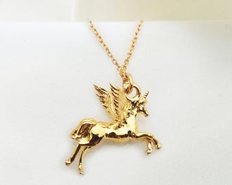Giovane donna con unicorno dipinto immagini e fotografie stock ad alta risoluzione