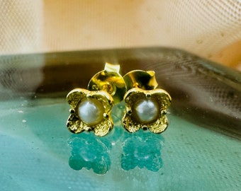 Tiny elegant Gold flower stud earrings, flower Earrings, small pearl Earrings, Delicate Filigree Studs gift for women