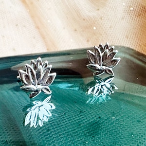 Lotus Ohrringe, Zarte Lotus Blume Ohrstecker in Sterling Silber oder Gold, Seerose Ohrstecker, Botanische Ohrringe Yoga Geschenk
