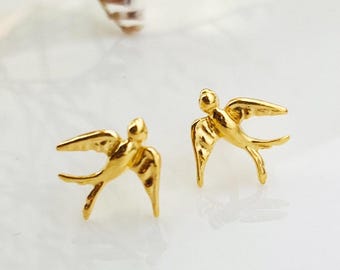 Schwalbe Ohrstecker, Frühling Ohrringe für sie, Vogel Schmuck, Tier-Liebhaber-Geschenk, Goldvogel Ohrstecker, goldene Schwalbe Woodland Schmuck