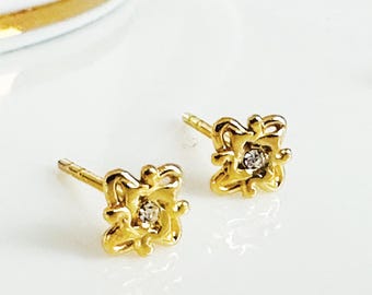 Kleine elegante gouden bloemoorbellen, bloemoorbellen in sterlingzilver, kleine oorbellen, sierlijke filigraanstekers cadeau voor vrouwen