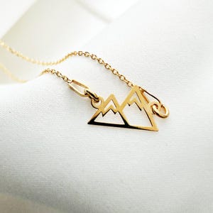 Collier montagne or argent, collier pendentif montagne enneigée, femmes exploratrices, aventure, collier d&#39;extérieur, cadeau pour amoureux de la nature
