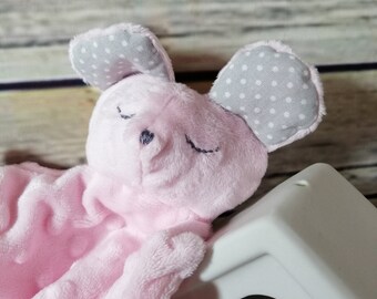 Souris Dou Dou en micro polaire rose.