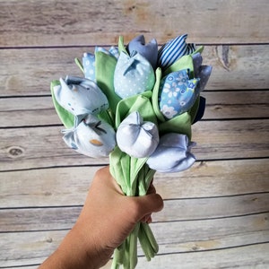 Mazzo grande di tulipani in puro cotone azzurro e bianco cuciti a mano