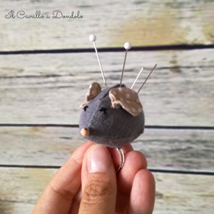 Pincushion ring in the shape of a mouse. image 2