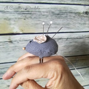 Pincushion ring in the shape of a mouse. image 3