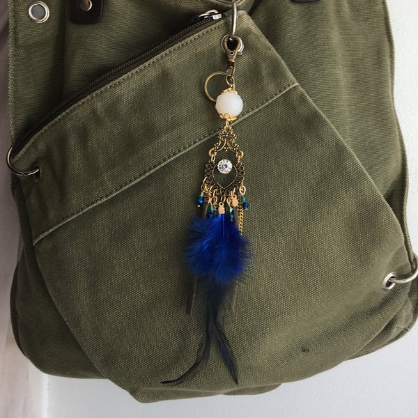 Porte-clé grigri bijoux de sac ~ La blanche et plume bleu