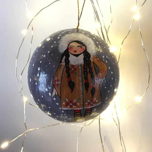 Boule de noël en papier mâché décoré ~ Femme esquimau sous la neige