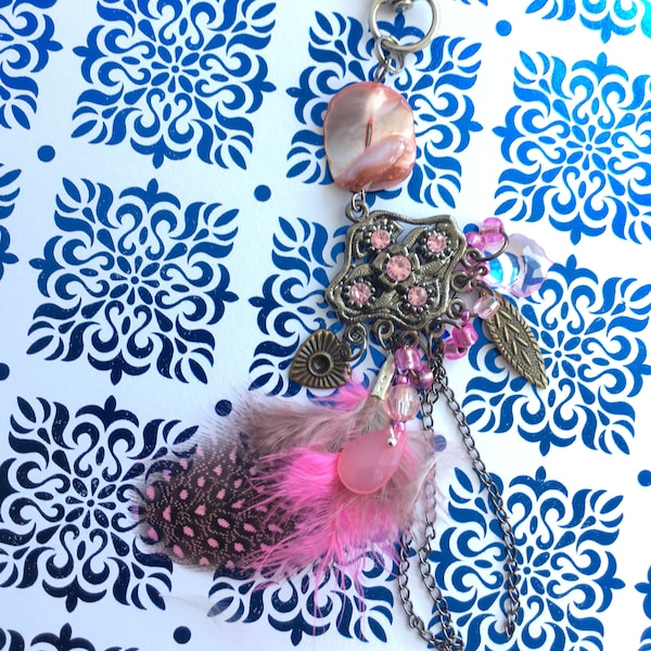 Porte-clé grigri bijoux de sac~ Plume moucheté rose