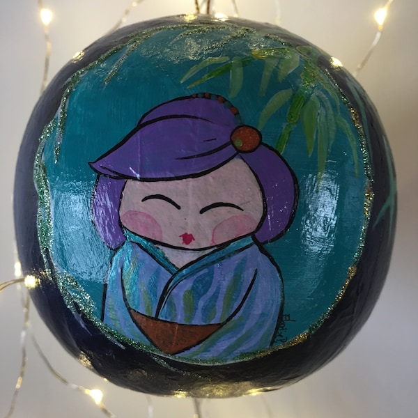 Boule de noël en papier mâché décoré ~  Kokeshi du printemps