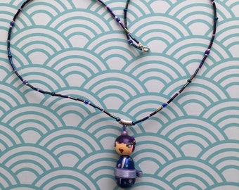 Collier avec un pendentif petite puce Pegdoll: Miss kokeshi bleu