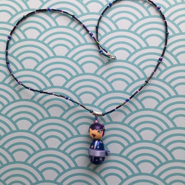 Collier avec un pendentif petite puce Pegdoll: Miss kokeshi bleu