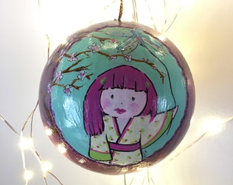 Boule de noël en papier mâche décoré ~  Kokeshi au cerisier en fleurs du printemps