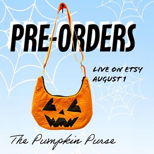 Op de afbeelding: Een oranje gewatteerde pompoentas met een zwart jack-o'-lantern gezicht en een verstelbare oranje schouderband. De tekst luidt PRE-ORDERS, LIVE ON ETSY AUGUST 1 en The Pumpkin Purse tegen een lichtblauwe achtergrond met witte spinnenwebben.