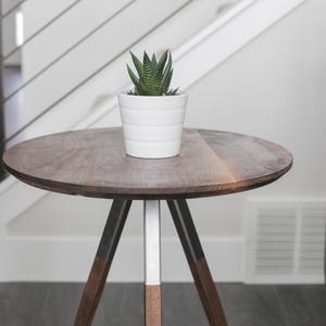 Mid Century End Table Wood Metal Round Side Accent Table Wood White Oak Walnut Steel Circle Modern Night Stand Industrial Handcrafted afbeelding 4