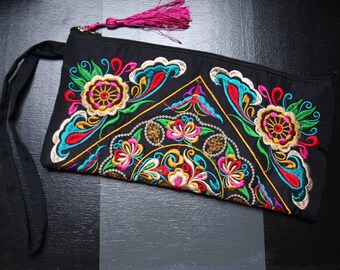 Pochette ethnique broderies HMONG 26x 13 cm noir multicolore pompon rose