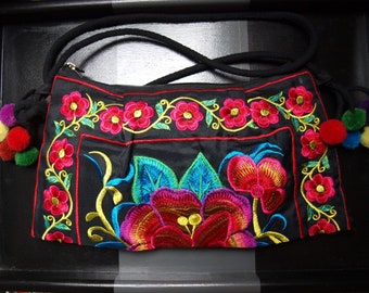 Sac ethnique fond noir broderies multicolore hmong pompons bandoulière 34x18