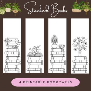 Puede incluir: Cuatro marcadores imprimibles con ilustraciones en blanco y negro de pilas de libros con diferentes elementos decorativos, incluyendo una planta en maceta, una taza y un ramo de flores. El texto "Stacked Books" está en la parte superior de la imagen, y el texto "4 Printable Bookmarks" está en la parte inferior.