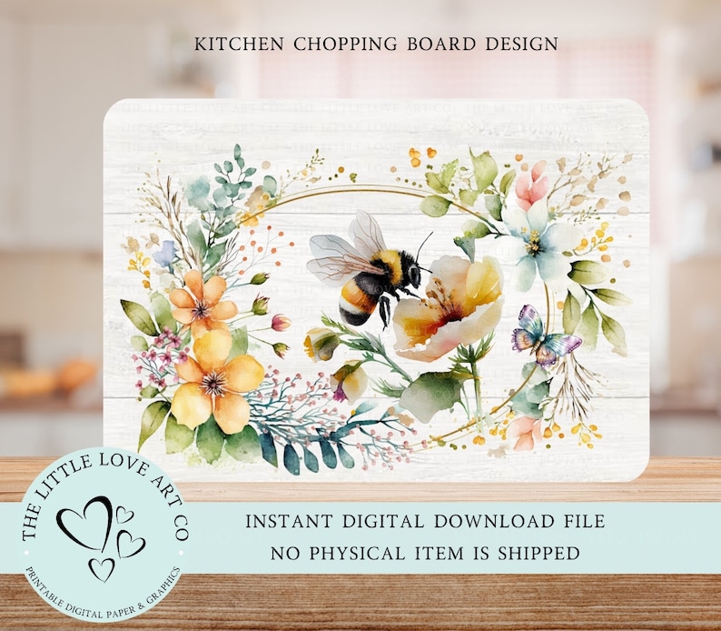 Op de afbeelding: Een digitaal download ontwerp voor een keuken snijplank met een aquarel illustratie van een bij, bloemen en een vlinder in een kransvorm. Het ontwerp is op een witte houten achtergrond met de tekst "THE LITTLE LOVE ART CO PRINTABLE DIGITAL PAPER & GRAPHICS" in een cirkel.