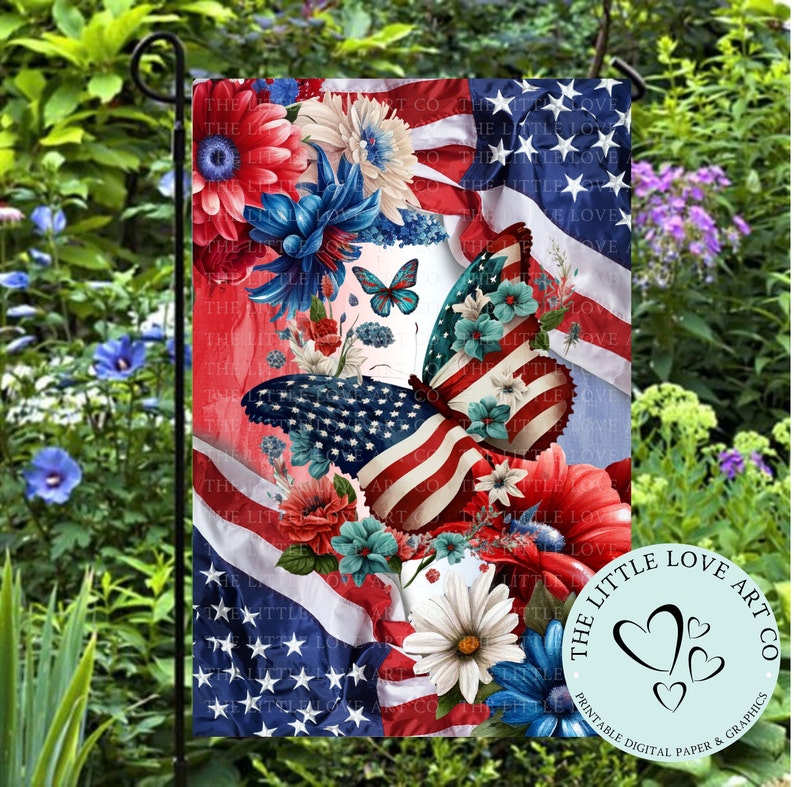 Pu&ograve; includere: Una bandiera da giardino con un design di bandiera americana rosso, bianco e blu con un design a farfalla. Le ali della farfalla sono fatte dalla bandiera americana ed &egrave; circondata da fiori rossi, bianchi e blu. La bandiera ha il testo "The Little Love Art Co. Printable Digital Paper & Graphics" nell'angolo in basso a destra.