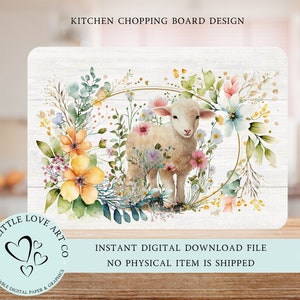 Op de afbeelding: Een digitaal downloadbaar ontwerp voor een snijplank voor de keuken met een wit lam dat in een krans van aquarelbloemen staat. Het ontwerp heeft een witte achtergrond met een houtnerfstructuur.