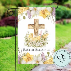 Peut inclure: Un drapeau de jardin blanc avec une croix en bois, des poussins jaunes et des accents floraux. Le texte "Easter Blessings" est imprimé sur le drapeau.