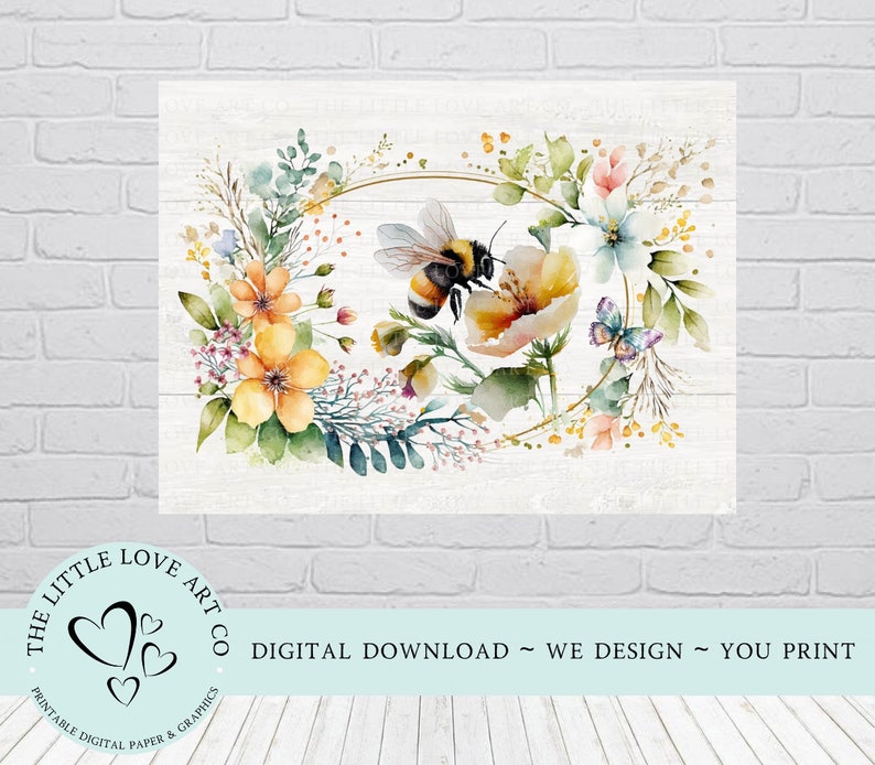 Op de afbeelding: Een aquarel schilderij van een bij omringd door een krans van bloemen. De bij is geel en zwart met bruine vleugels. De bloemen zijn in tinten roze, geel en blauw. De achtergrond is een licht houtnerf.