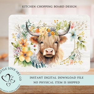 Op de afbeelding: Een digitaal downloadbaar ontwerp voor een keuken snijplank met een aquarel illustratie van een Highland koe met een bloemenkrans. De koe is omringd door een krans van bloemen en groen.