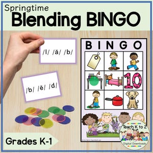 Peut inclure: Une carte de bingo colorée avec des images d'une étiquette, une personne qui creuse, un lit, le nombre 10, une casserole, un chien et un groupe de personnes qui jardinent. La carte est intitulée "BINGO" et a un fond violet. Il y a aussi plusieurs jetons colorés et deux cartes avec des sons phonétiques dessus.