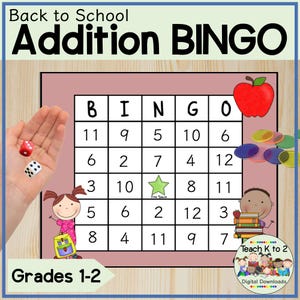 Op de afbeelding: Een roze en witte bingokaart met de letters B-I-N-G-O bovenaan. De kaart heeft in elk vierkant getallen van 1 tot en met 12. Er is een vrije ruimte in het middelste vierkant. De kaart is omgeven door een blauwe rand. Er is een rode appel in de rechterbovenhoek, een hand met dobbelstenen in de linkerbenedenhoek en een cartoonmeisje met een rugzak in de linkerbenedenhoek.