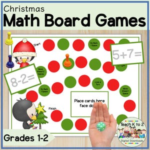 Op de afbeelding: Een kerst-thema wiskunde bordspel voor groep 1-2. Het spelbord heeft rode en groene cirkels, pinguïn illustraties en wiskundeproblemen. Het spel bevat een dobbelsteen en pionnen. De tekst op het bord zegt "Christmas Math Board Games".